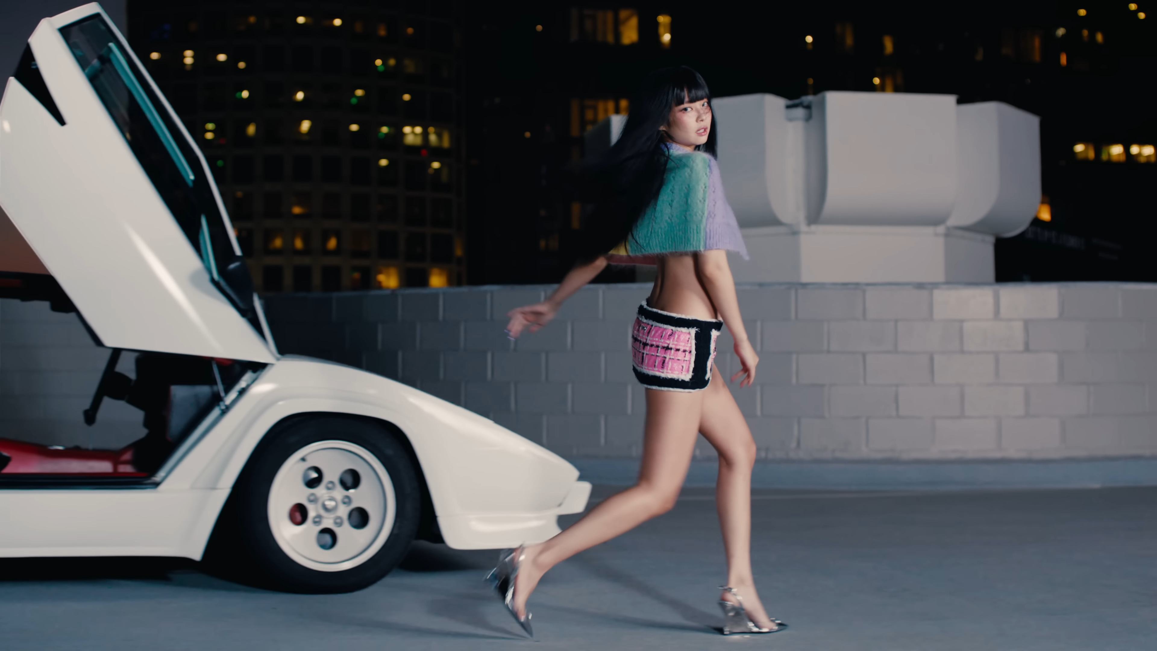 디스퀘어드2(DSQUARED2)의 파스텔 컬러 케이프와 미니 스커트를 착용한 제니